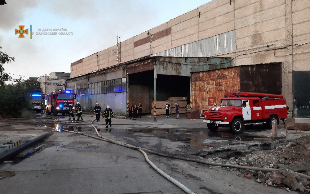 В Харькове горел склад с древесиной. Фото: ГСЧС