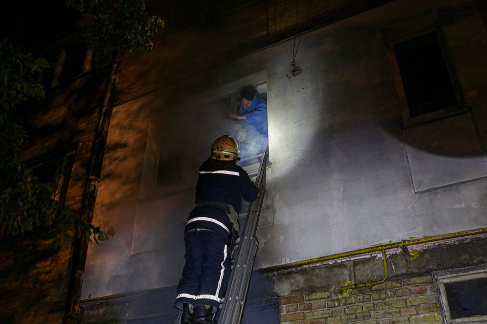 В Киеве загорелась пятиэтажка. Фото: facebook.com/DSNSKyiv