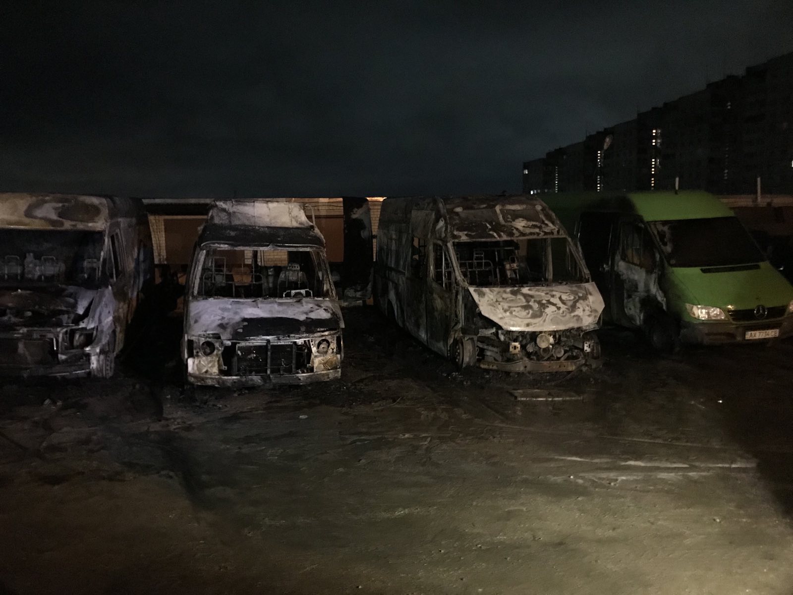 В Харькове пожар уничтожил четыре микроавтобуса. Фото: kh.dsns.gov.ua