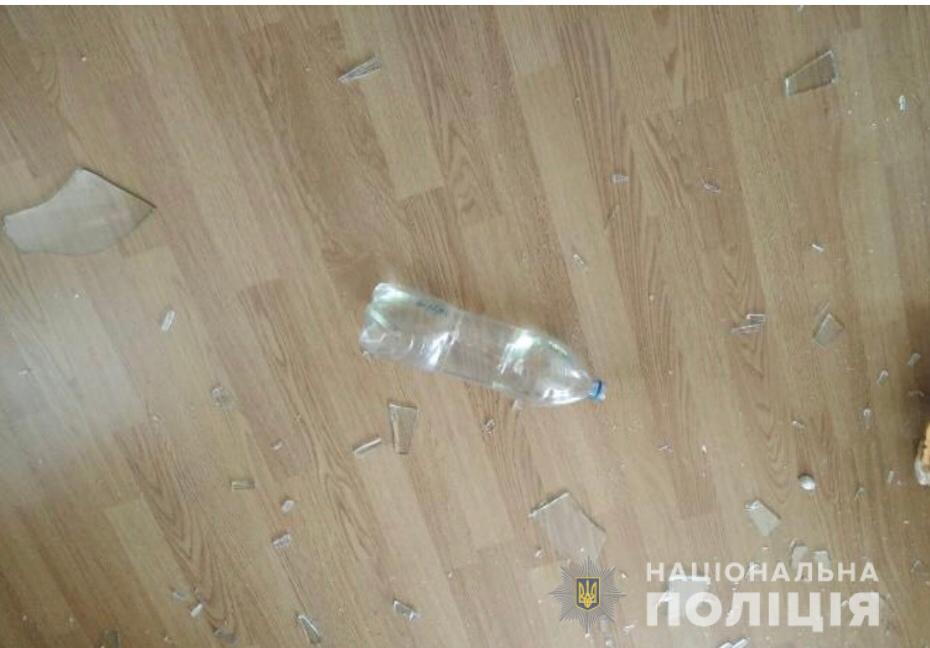 Пластиковая бутылка с бензином. Фото: Нацполиция Украины