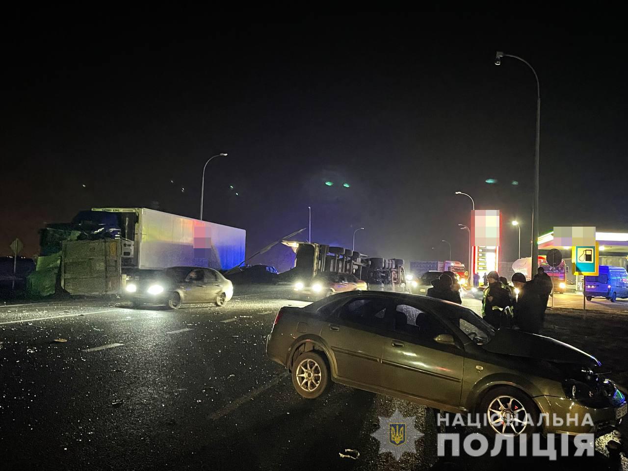 Столкнулись фуры в Харькове и раздавили такси