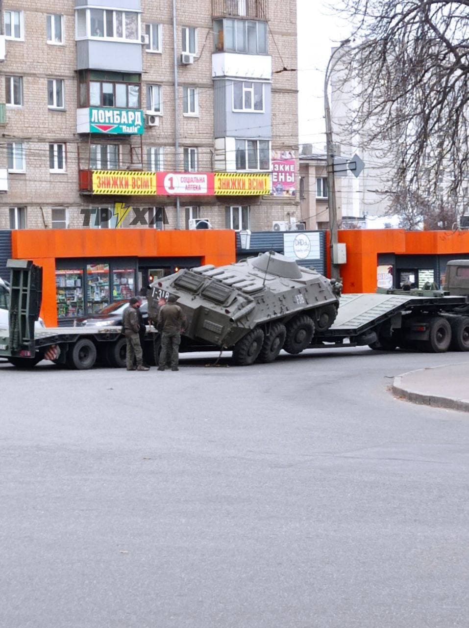 В Харькове БТР почти упал с прицепа